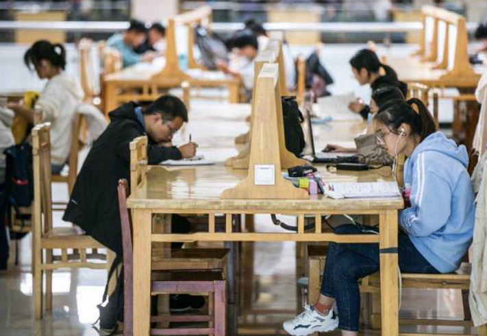 为啥女生“学历”越高，越不爱生孩子？大学生的回答真是人间清醒