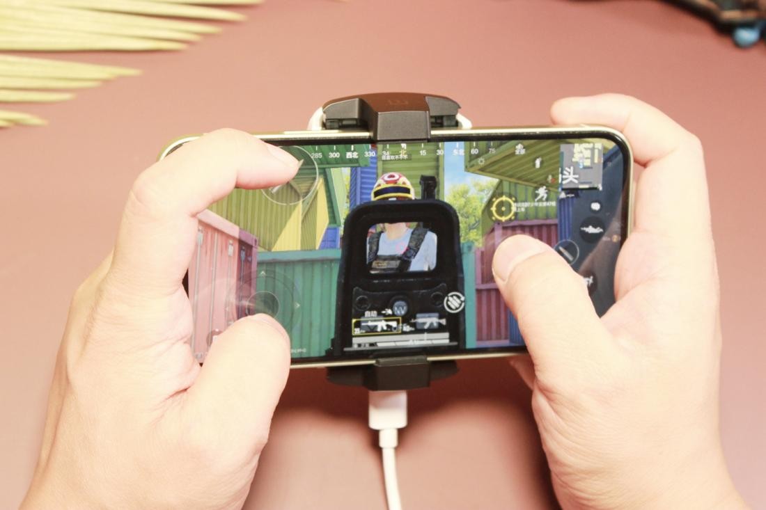 夏天游戏不烫手，一加18W冰点散热背夹辅助iPhone游戏体验