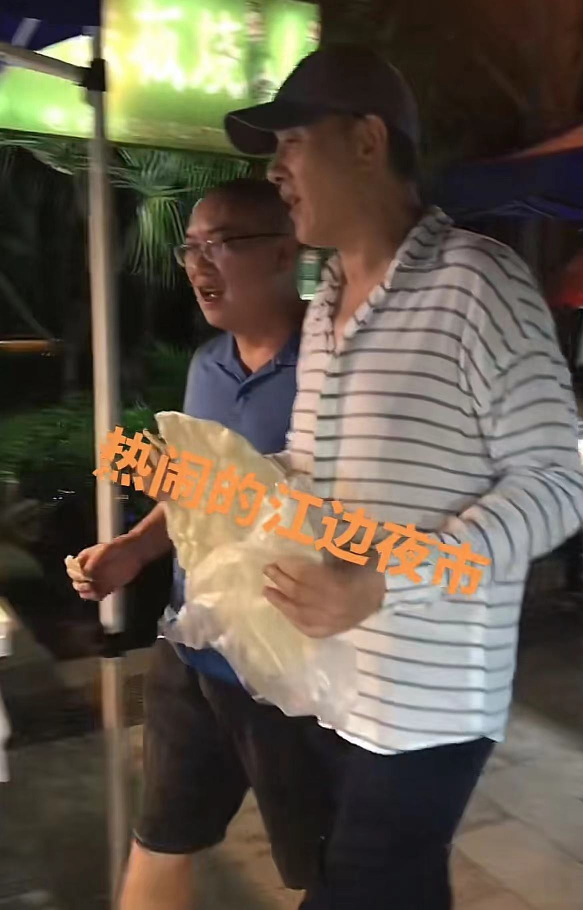 71岁老戏骨旅居云南！啃大饼逛夜市精神好，样子年轻不输张艺谋