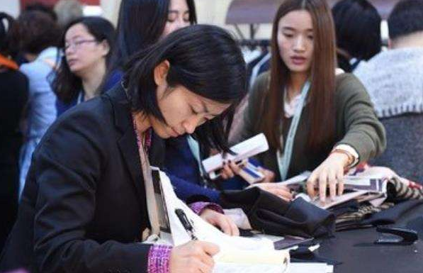 大学辅导员成“香饽饽”，看过“工资单”后，网友表示柠檬了