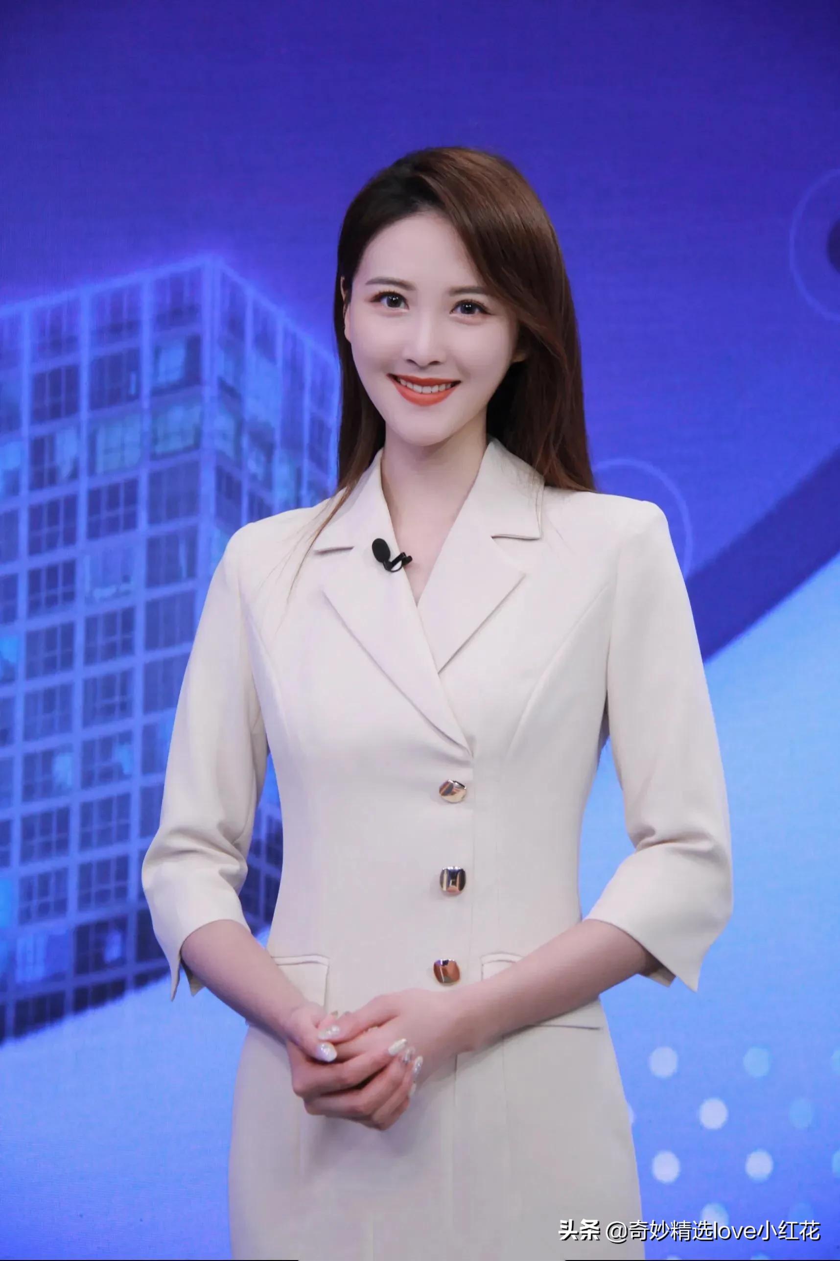 央视主持人李丹儿太美啦