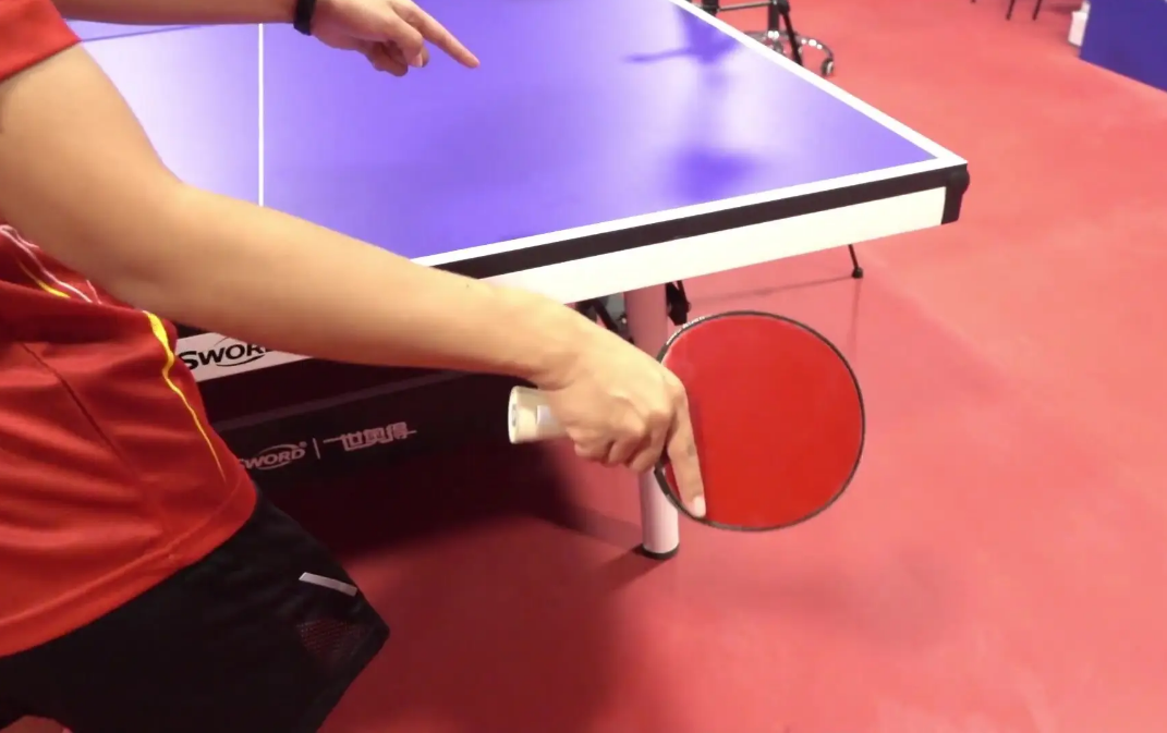 直拍横打的正确握拍方法（乒乓球横拍直拍有何区别？握拍决定打法，规则和局限让直拍低迷）