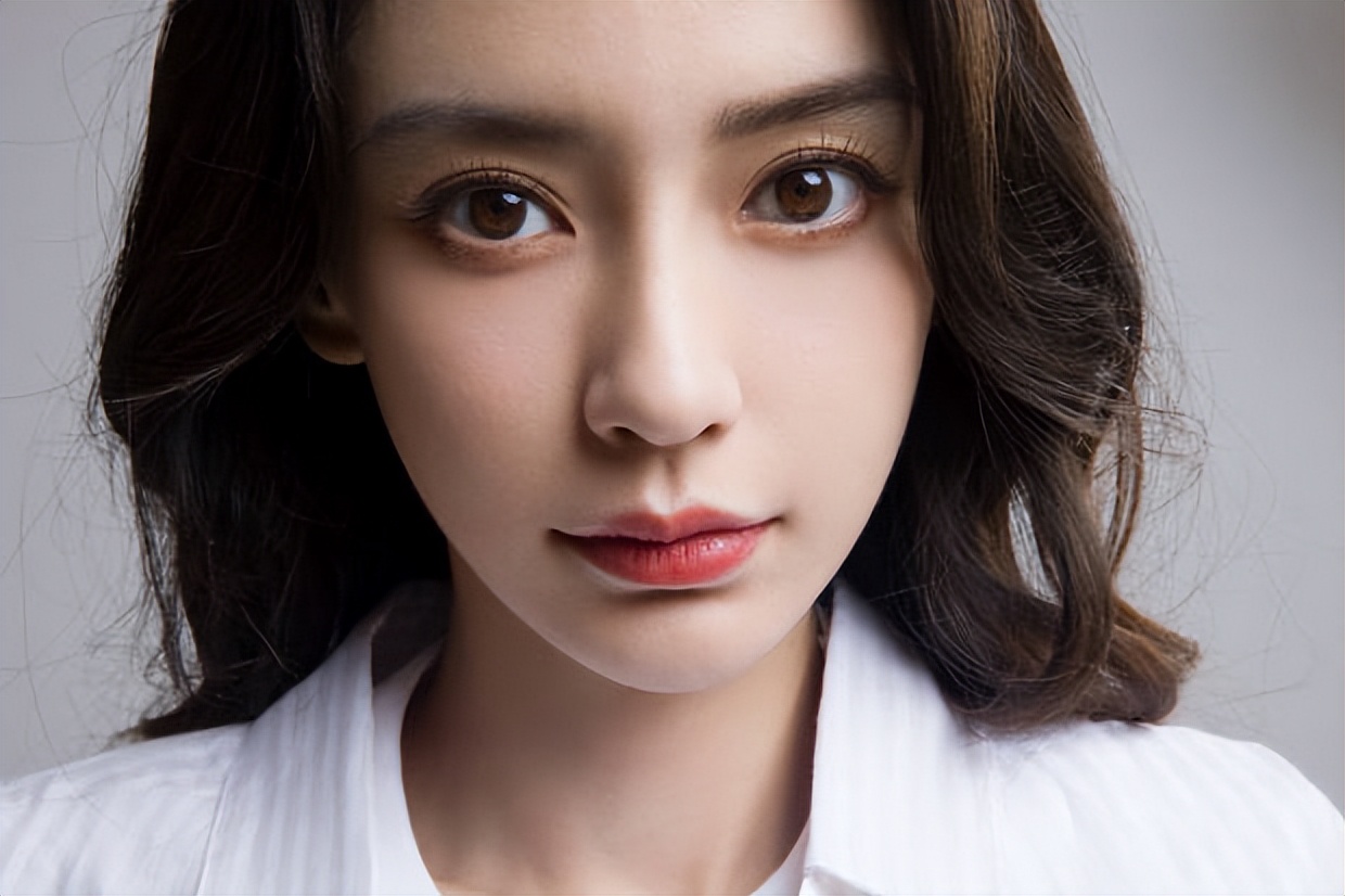 angelababy白衬衫干练十足 皮肤光泽笑容甜蜜蜜