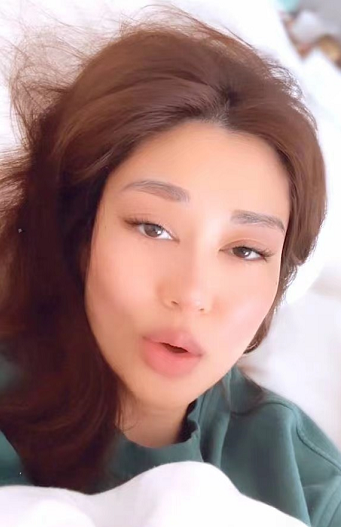 不过在看到岑丽香社交平台上的其他照片,又还是与之前留给大家的印象