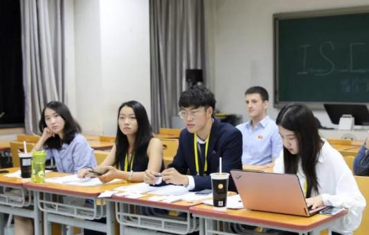 大学各专业“课表”走红，没有对比就没有伤害，高中老师欠个解释