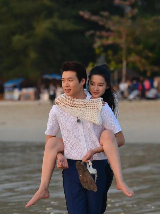 李沁海滩高清图