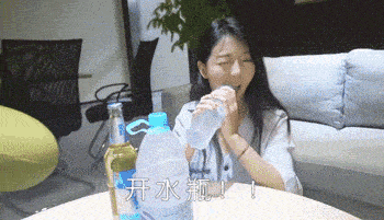 姐姐你的腿这么漂亮，别让太阳晒黑了，我给你挡着吧图片