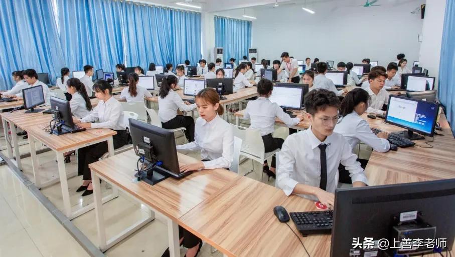 会计专业没出路前景差？那为何大型公司还给股权分红、高薪挖人？