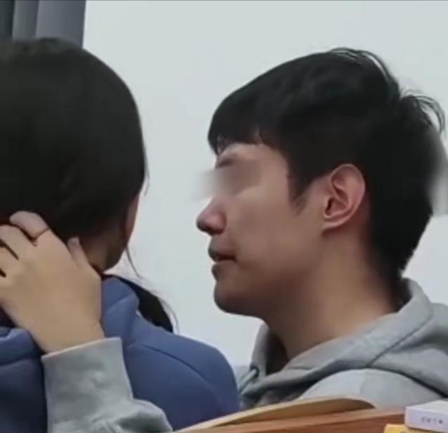 女大学生上课偶遇前男友，大学老师“仗义相助”，后续却有些尴尬