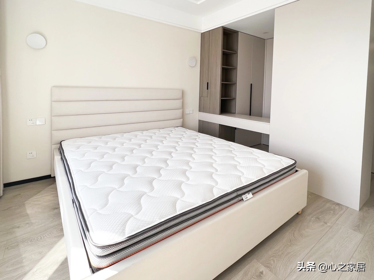 80㎡两室两卫装修的简约别致，空间利用充实，主卧衣帽间独特时尚