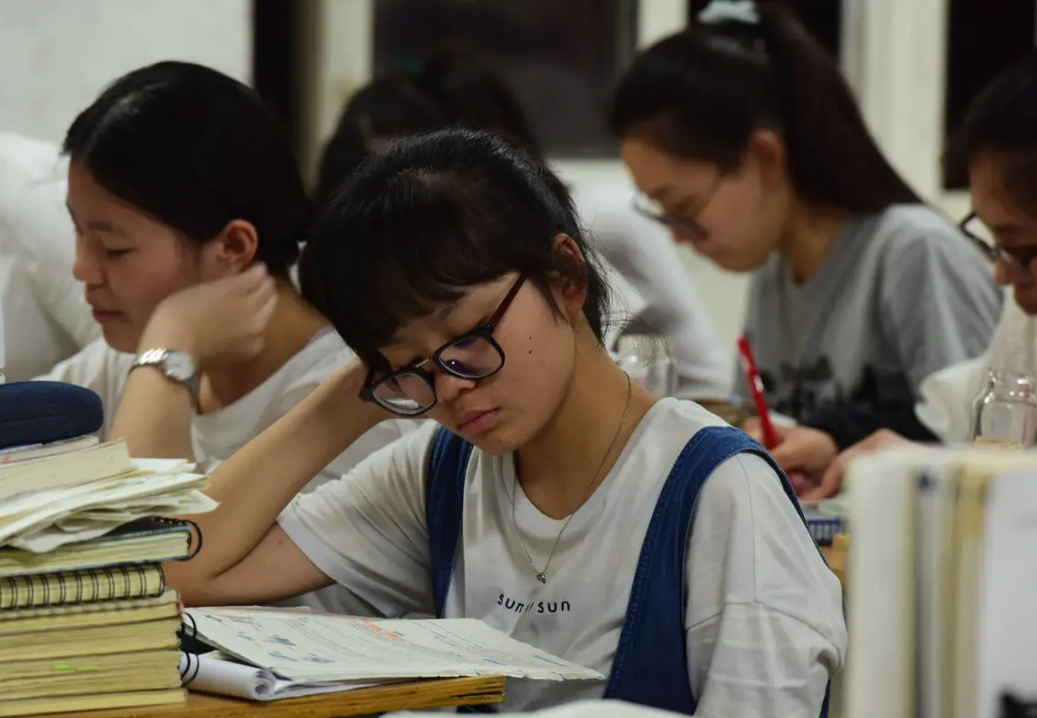 2022年高考生迎来消息，“分数线”可能有调整，理科或高于文科