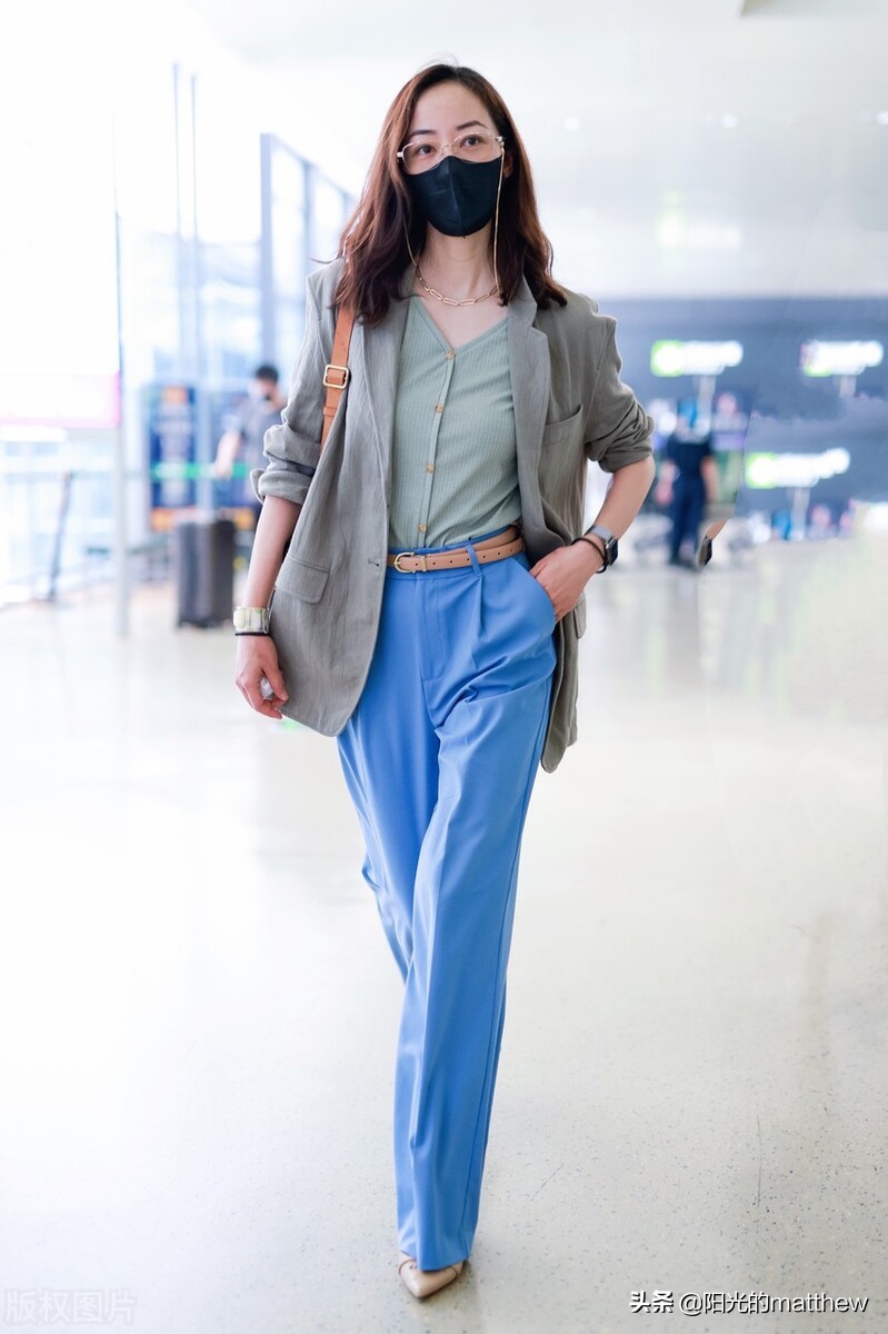 街拍：韩雪西装+马甲+蓝色阔腿西裤简约大气