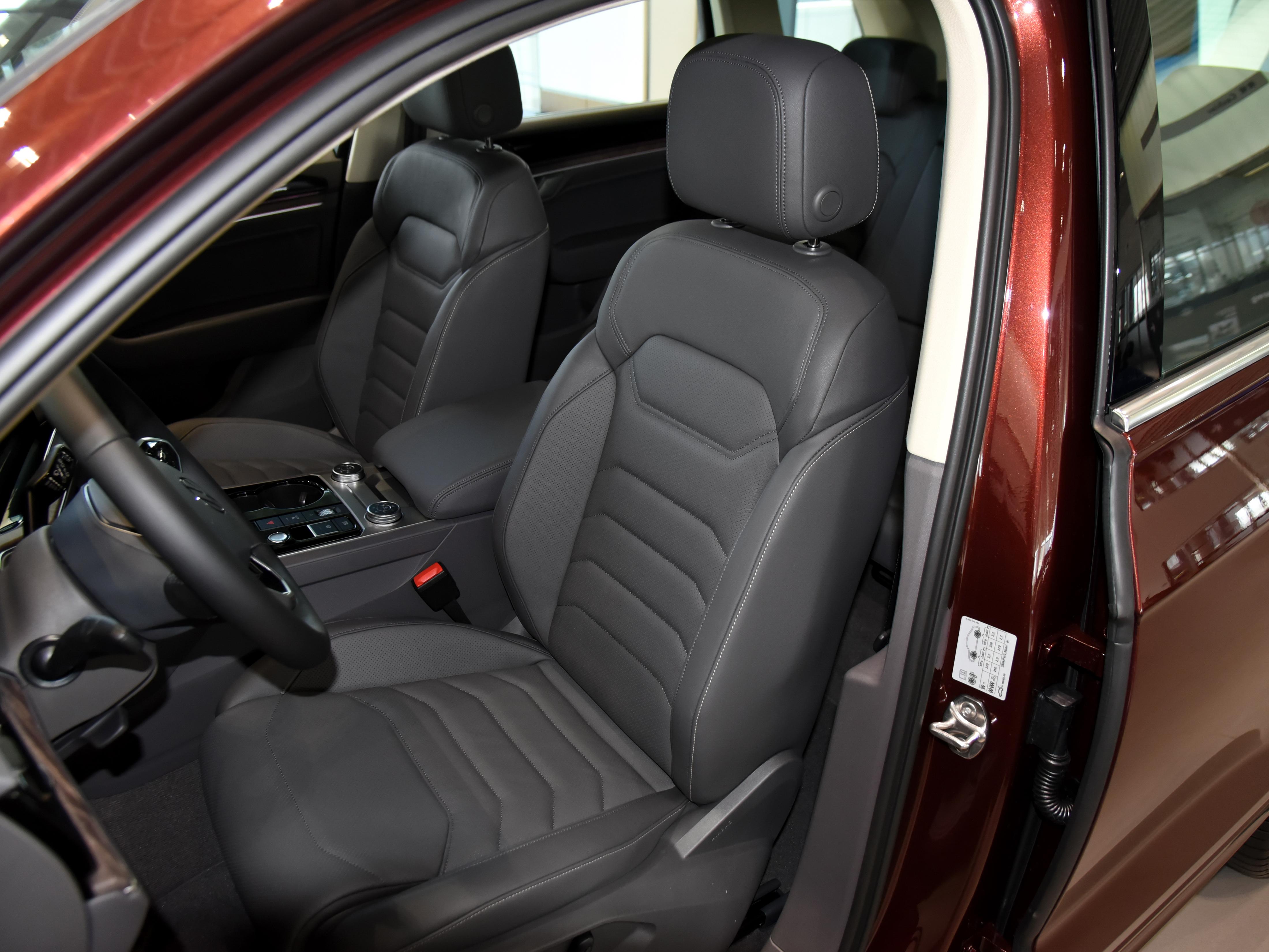 和奥迪Q7硬件几乎一样，都是原装进口豪车却省11万！实拍大众途锐