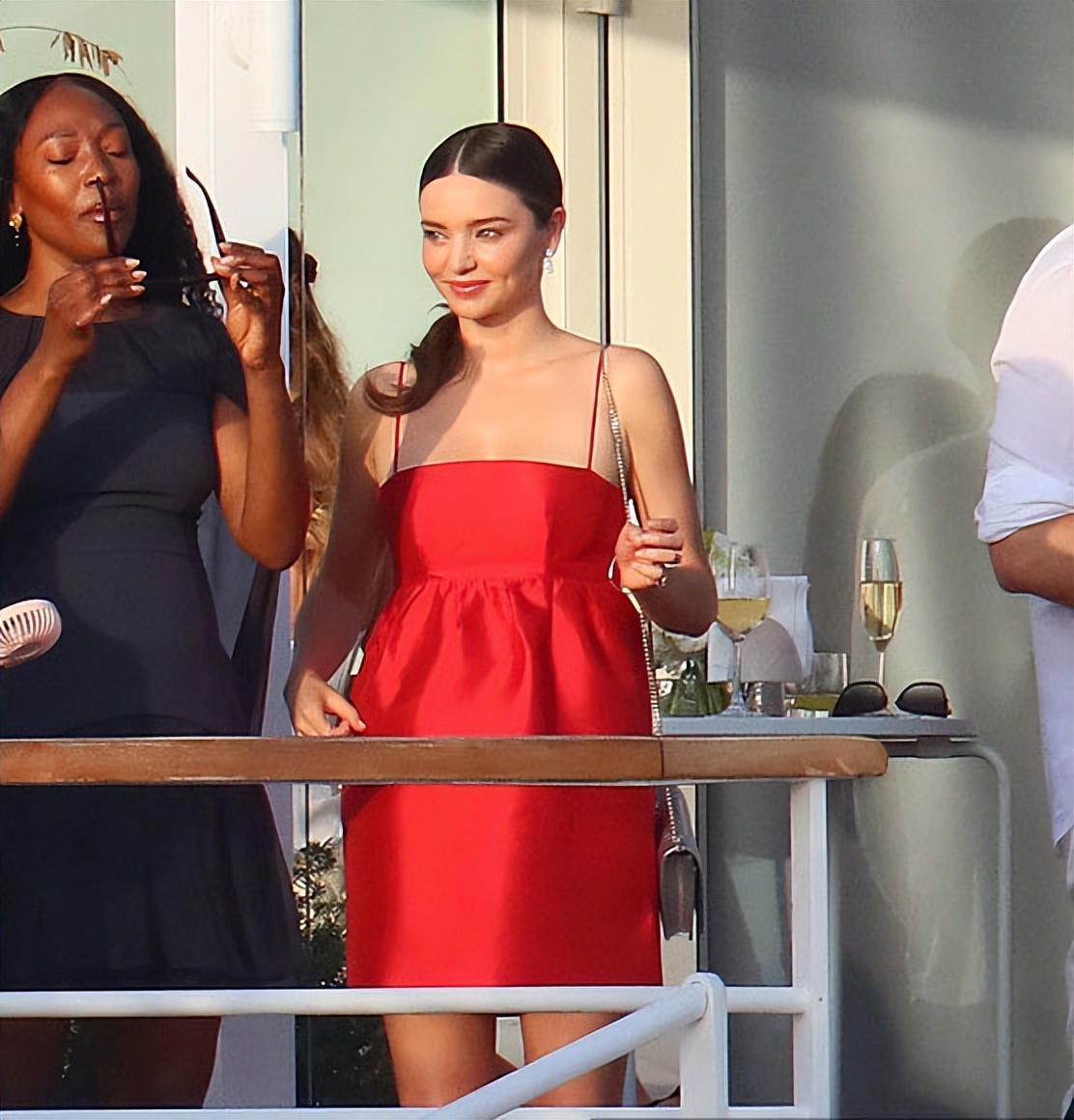 39岁米兰达·可儿或怀四胎，穿吊带裙腹部隆起，富豪丈夫极力呵护