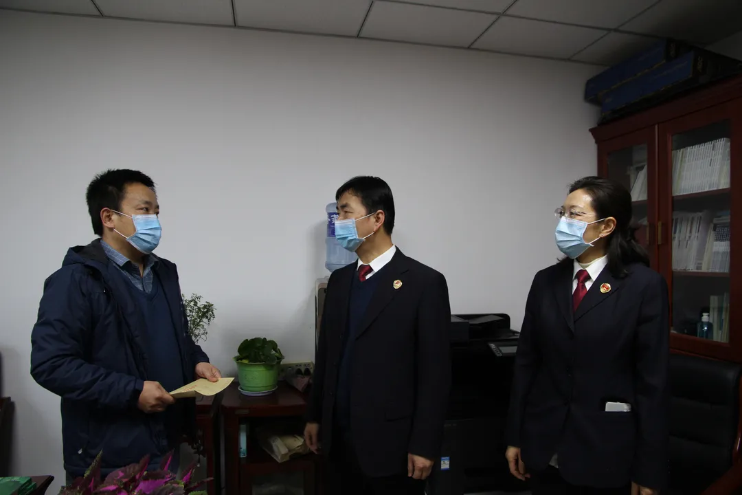 商洛市人民检察院党组书记、检察长刘向东一行走访慰问退休老干部、困难党员
