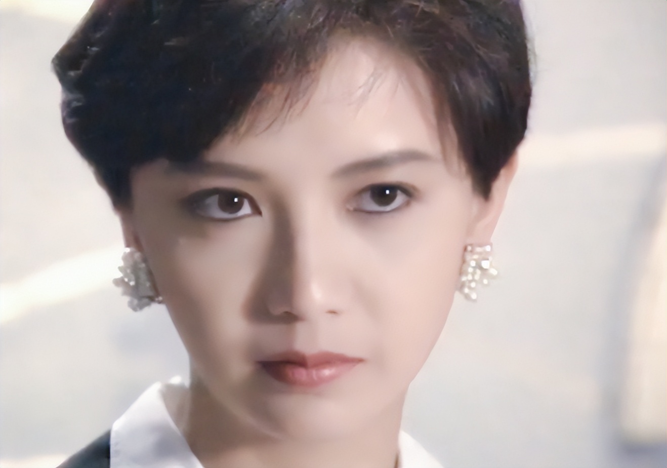 让当时在亚视的曾华倩十分出名,无线艺训班里,她是公认的短发靓妹