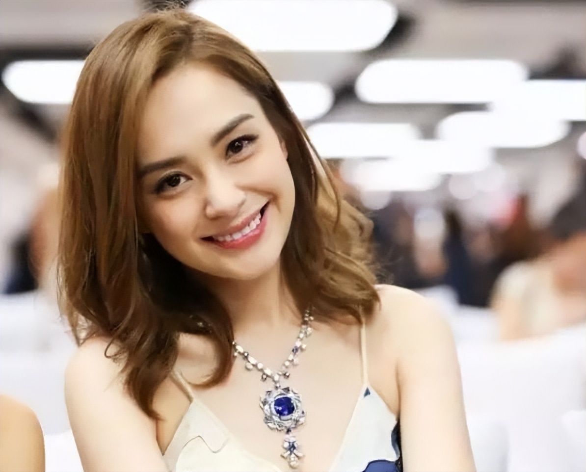 痘痘脸、赘肉、五五分！生图里的女星，让我看见了人间真实