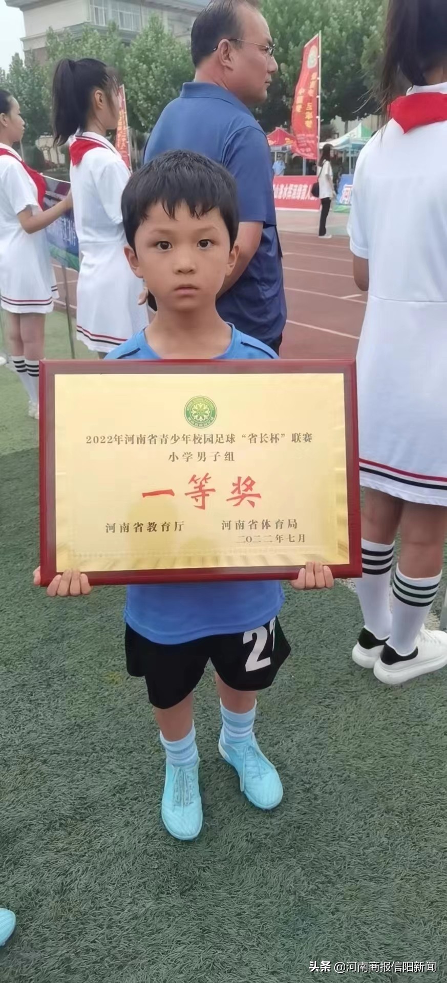 足球小将小学(刷新信阳市小学男子足球战绩！信阳新县足球小将载誉归来)