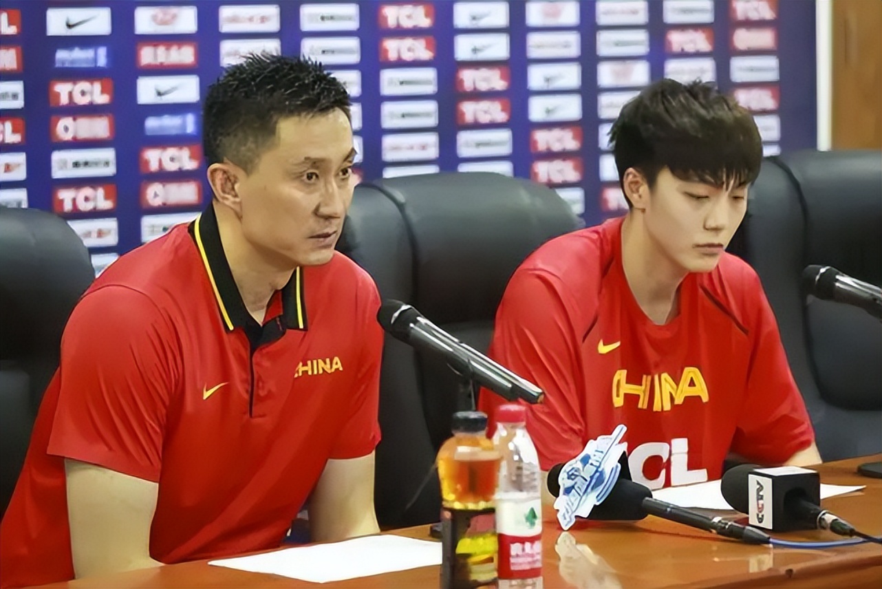 阿迪达斯代言人中国（胡明轩签约阿迪遭抵制，李添荣签约乔丹送祝福，球迷为何双标？）