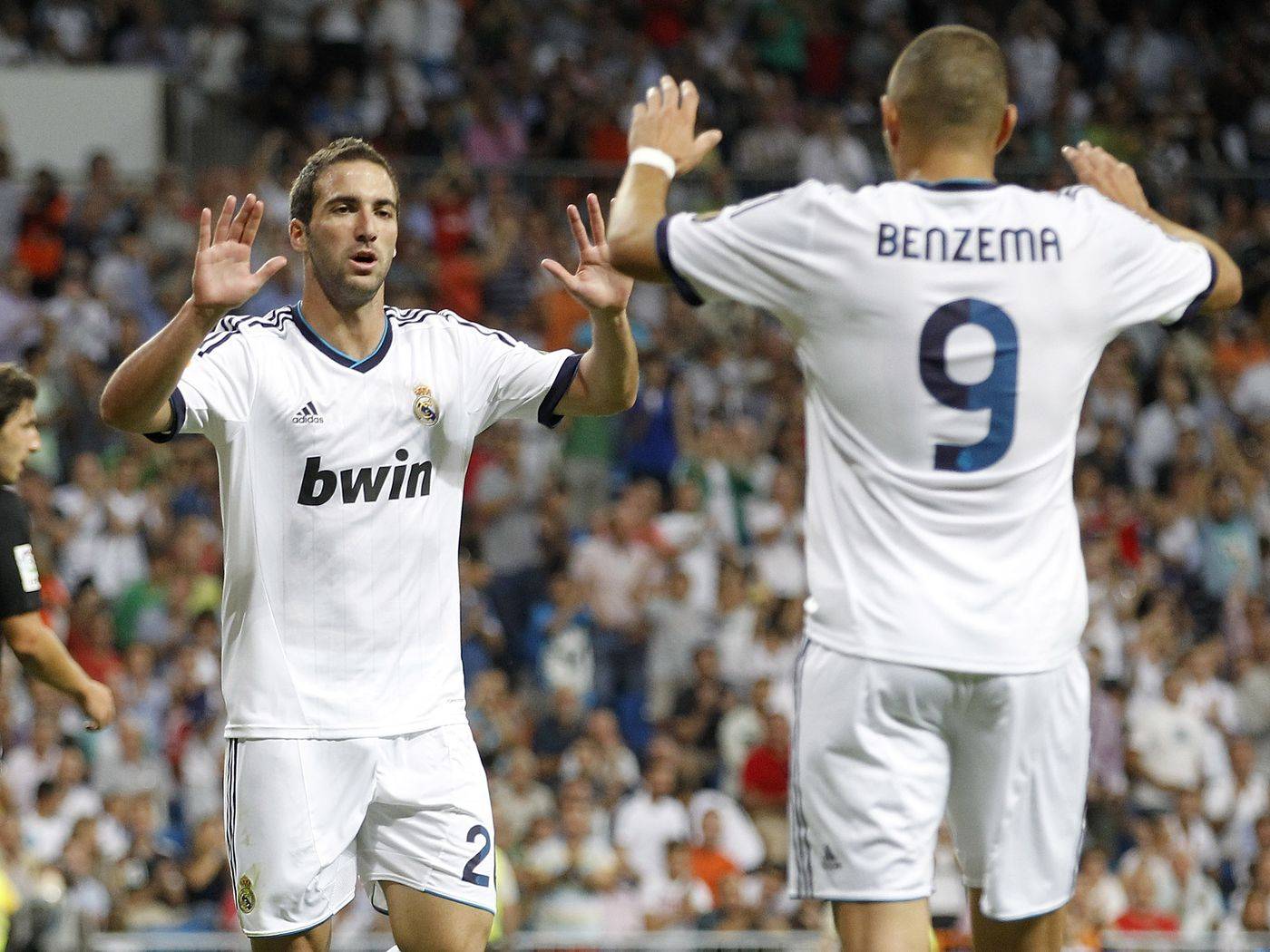 本泽马球衣壁纸(生日仅相差9天的本泽马和伊瓜因,追忆两人同在皇马的