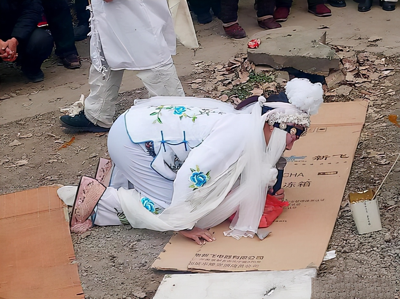 河南5旬女子靠哭丧为生，一场赚700元每年磕头上万次，如今已买楼