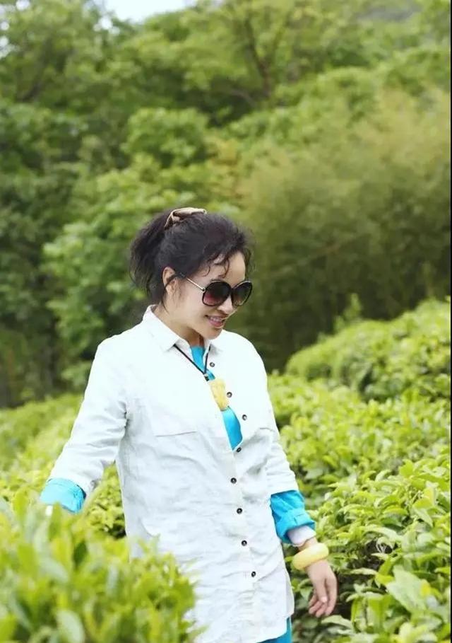 69岁刘晓庆，基础单品搭配玉石：张力十足，一身贵妇气质