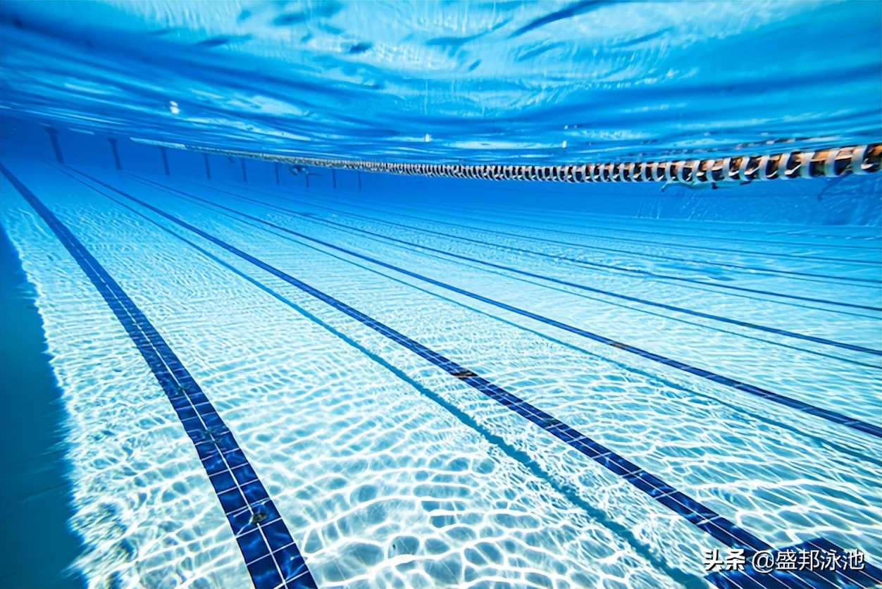 炎热的夏季，游泳池的水多久换一次？