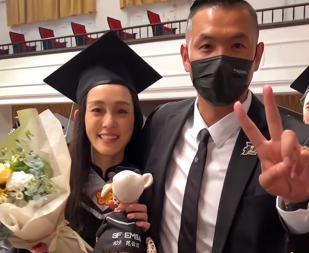 范玮琪拿到EMBA学位后激动落泪，仍旧无法走出哈佛社区大学的梗