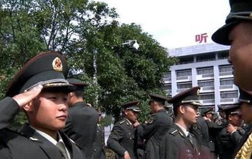 搬砖男孩高考620分，工地收到录取通知书，如今成边防排长