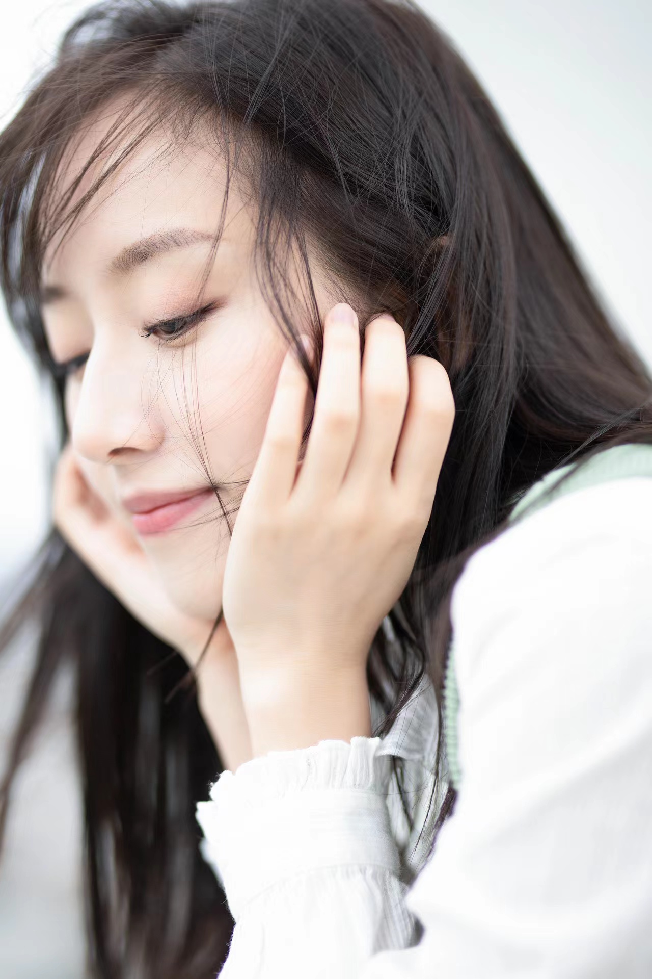 近景或特写,显脸小,脸瘦是关键,多利用一些挡脸或撑脸的动作起到显瘦