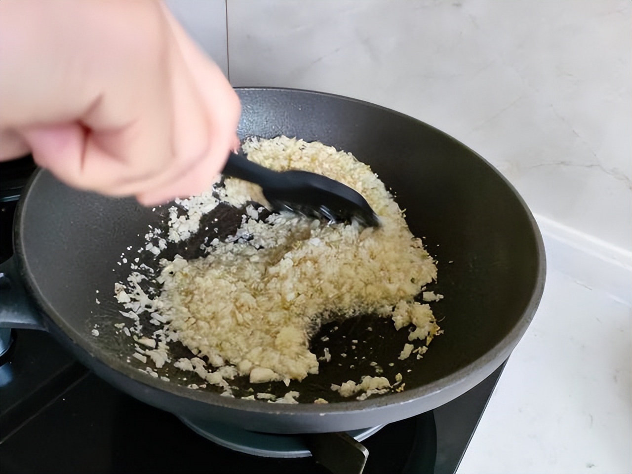 蒜蓉小龙虾怎么做（太香了！蒜泥小龙虾这么做，连虾壳都特别鲜，1顿3斤不够吃）