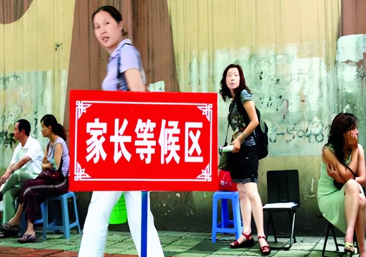 高考当天，家长是否需要在考场外全程陪考？过来人表示送考更稳妥