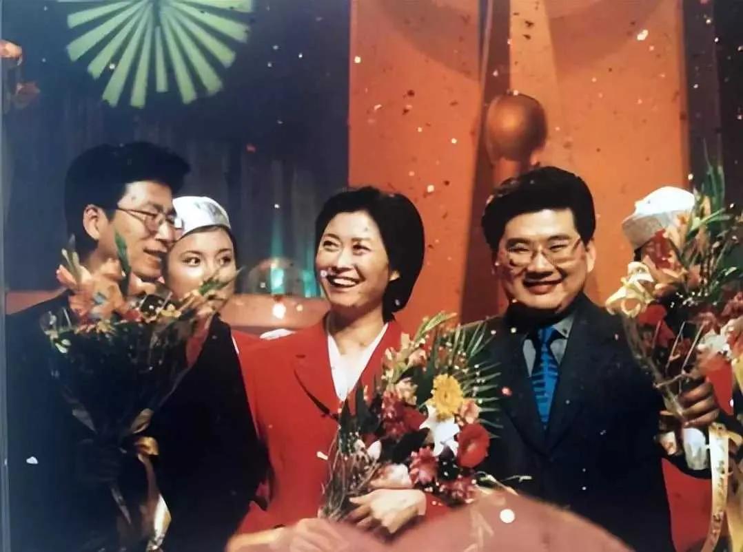 25年前直播香港回归的4位央视主持人，2人去世，1人落魄，1人退休