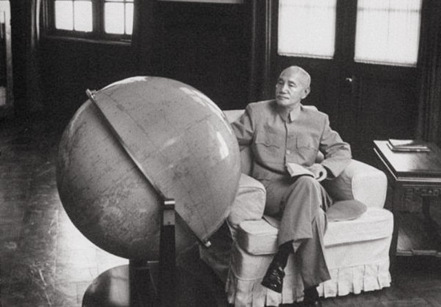 1975年蒋介石邀请毛主席访台，毛主席：小平同志代替我去台湾