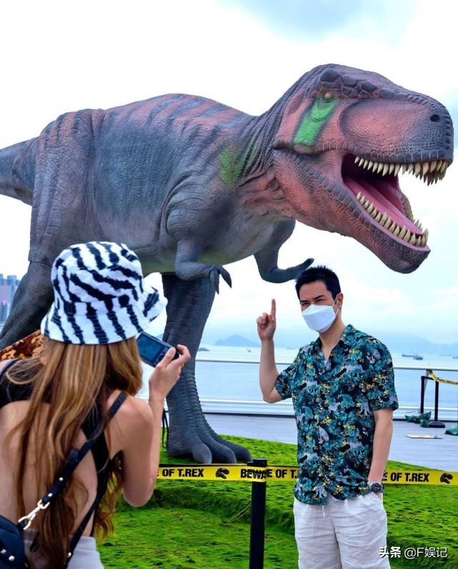 陈凯琳夫妇带儿子看“恐龙”郑嘉颖和儿子吃东西嘴对嘴很有爱