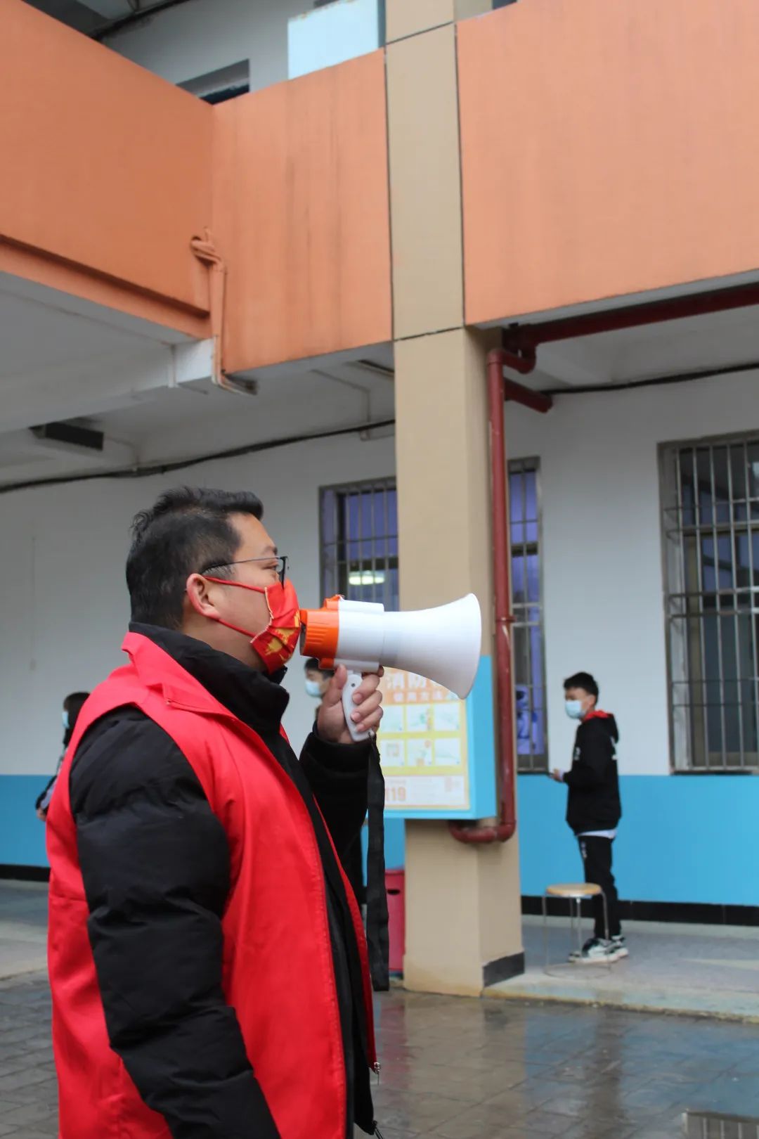 核酸检测进校园，筑牢校园安全墙——召开疫情防控暨安全工作大会