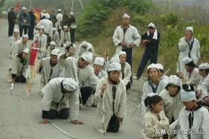 丧葬习俗：孝子哭丧时手里拿根白纸棍，有啥讲究