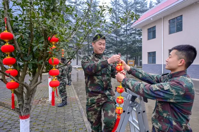 谭扬(新春走军营丨快看！这座军营年味十足)