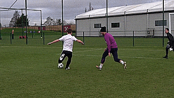 足球在踢的过程中怎么踢飞（花式足球技巧之疯狂凌空抽射）