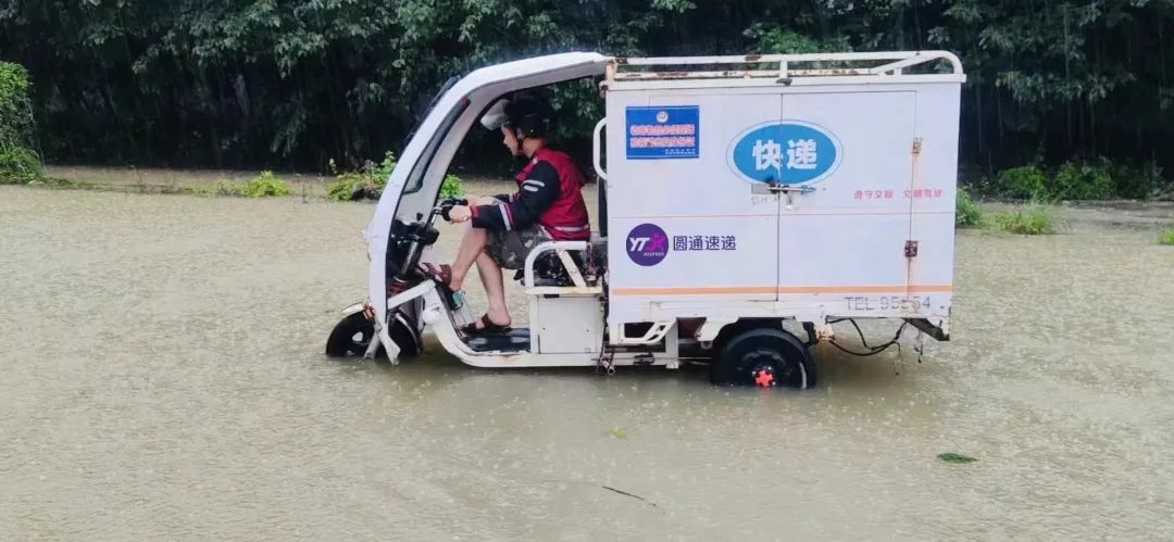 暴雨中，为护客户包裹，圆通小哥也是拼了