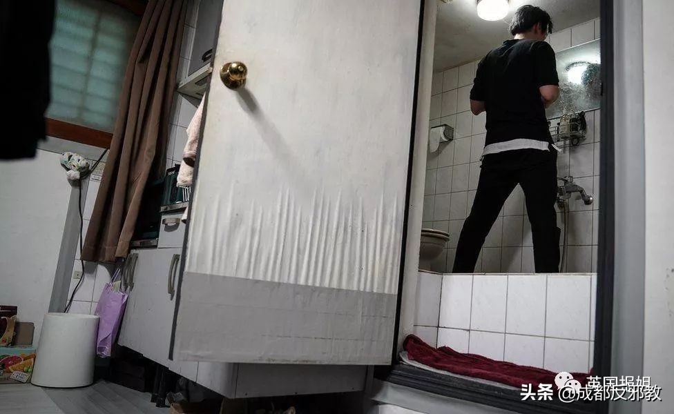 阴冷潮湿、蟑螂乱窜，住在半地下室是很多韩国人的真实日常