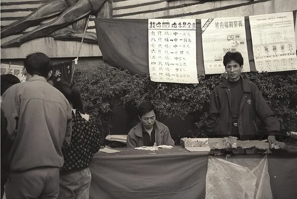二婚女子中百万大奖，丈夫前妻前来抢占财产，竟然是男人唆使的