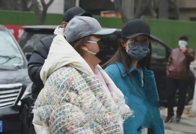 但是黑马早已蜕变(当了一年电影黑马和蜕变女神，张小斐还是得跟着贾玲回归央视春晚)