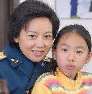 离婚18年了，闫妮和前夫邹伟的人生状况，有何不同？