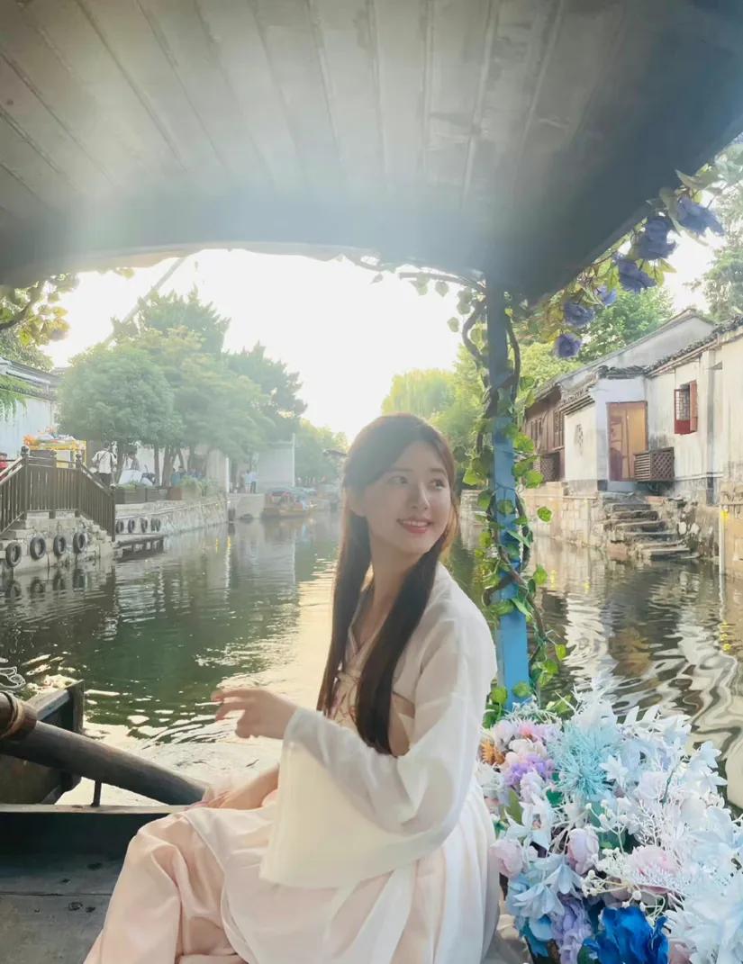 赵露思的汉服照好温柔啊！长相甜美可人气质温柔大气
