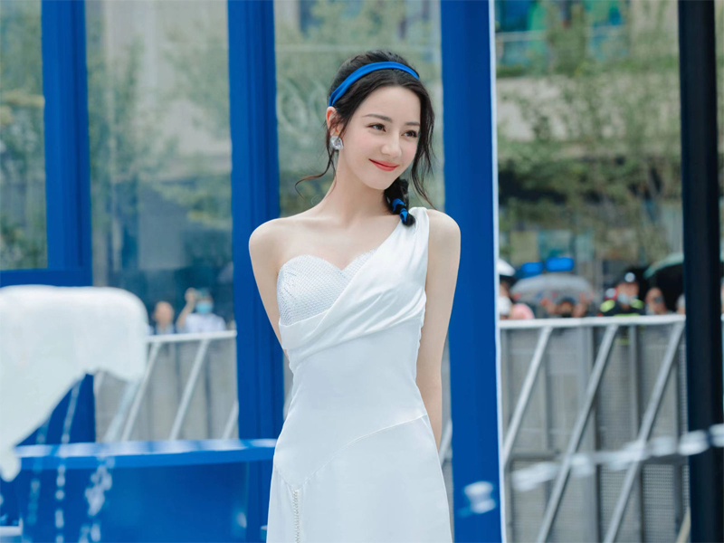 迪丽热巴撞衫韩国女星Joy朴秀英，轻松完爆对方