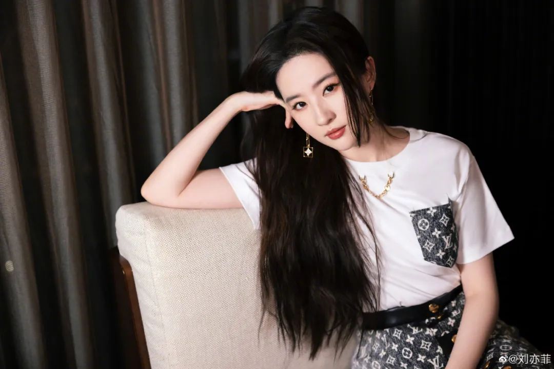 刘亦菲也直接转发微博,感谢姚贝娜的陪伴,并希望彼此为心中的艺术梦想