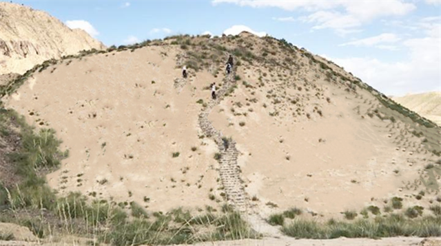 1995年，四川一山丘常年寒气逼人，考古队赶来查探