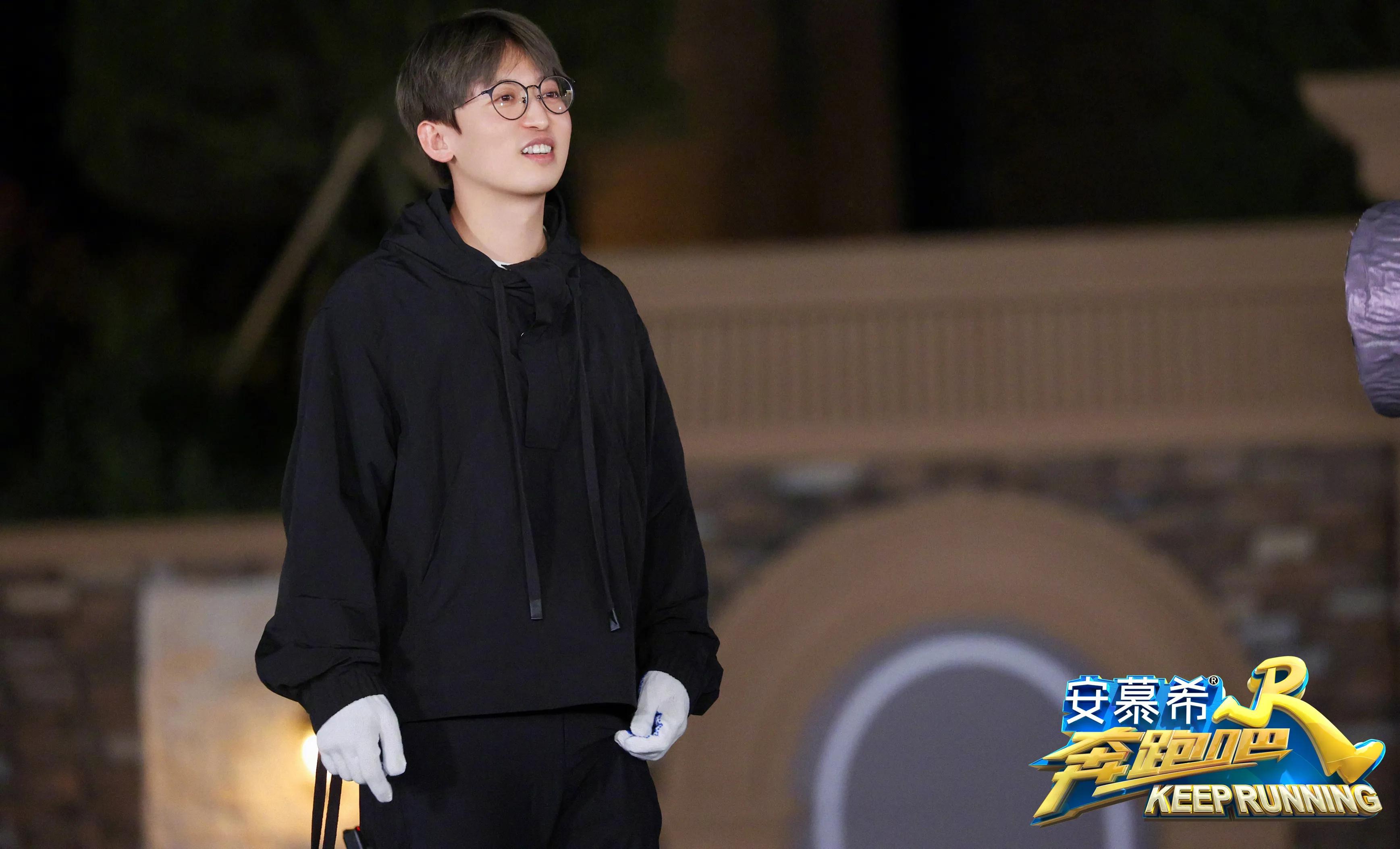 为了提高节目的收视率，导演不要钱，直接上场玩游戏了？