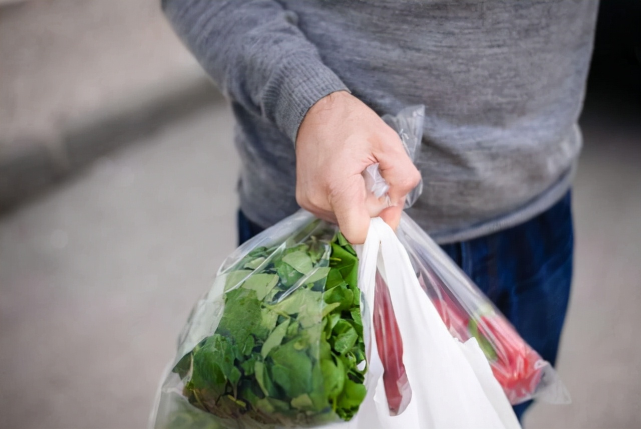 “塑料袋”放进冰箱会致癌，是真的吗？实验揭开真相，早知早获益